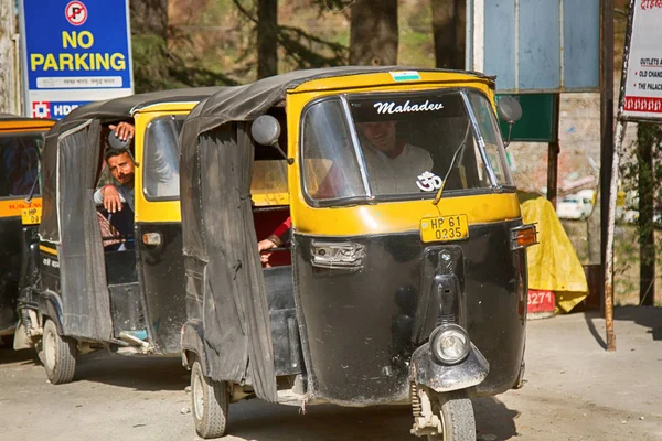 Индия Монали Марта 2018 Года Такси Рикша Ждет Пассажиров Улицах — стоковое фото