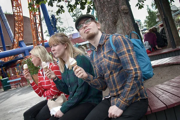 赫尔辛基 2017 滑稽的图片 好奇的视觉 没有发生过娱乐活动 三无聊的度假者在露娜公园与冰淇淋 对象和情绪的对称性 街道剪影 — 图库照片