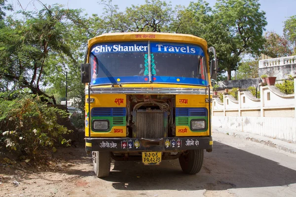 India Udaipur Marzo 2018 Antiguo Autobús Primitivo Sobre Fondo Una — Foto de Stock