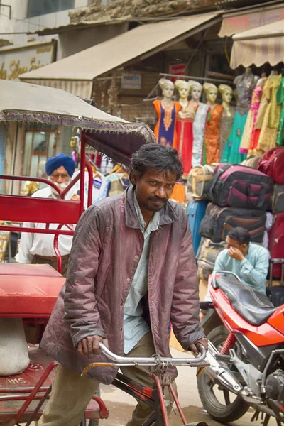 India Nueva Delhi Marzo 2018 Rickshaw Bike Taxi Busca Clientes —  Fotos de Stock