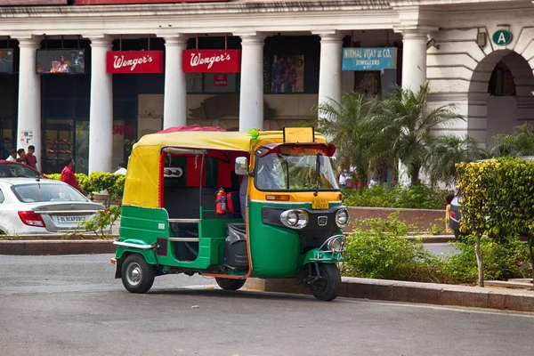 インド ニューデリー 2018 首都の通りのタクシー人力車 インドのタクシーの主なタイプ — ストック写真