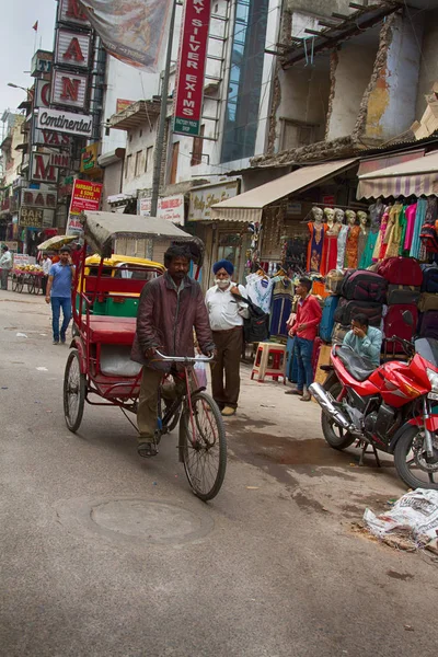 Ινδία Νέο Δελχί Μαρτίου 2018 Rickshaw Ταξί Ποδήλατο Αναζητώντας Τους — Φωτογραφία Αρχείου