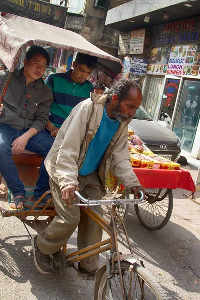 India Nueva Delhi Marzo 2018 Taxi Rickshaw Con Clientes Calle —  Fotos de Stock