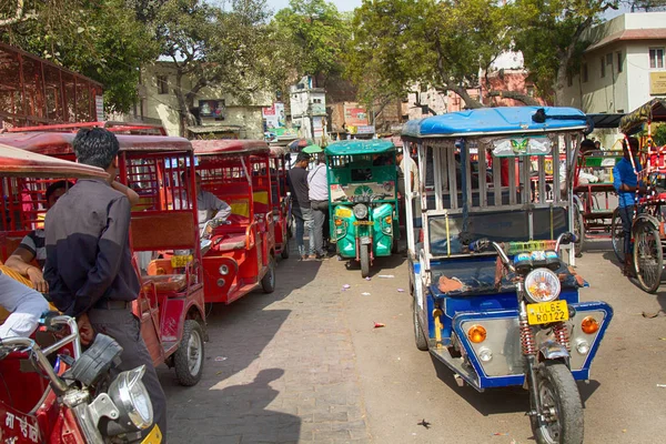 Índia Nova Deli Março 2018 Multidão Rickshaw Táxi Maior Parte — Fotografia de Stock