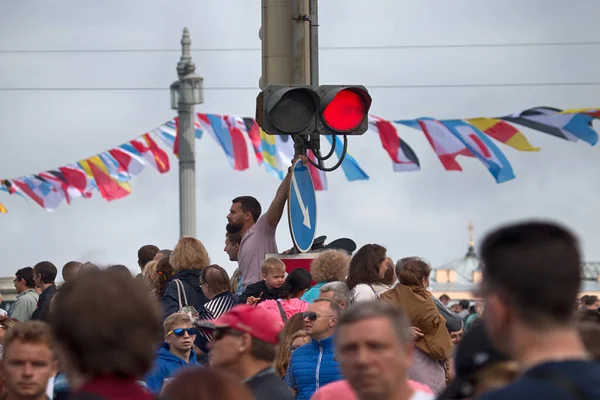 São Petersburgo Rússia Julho 2017 Festival Verão Marinha Pessoas Caminham — Fotografia de Stock