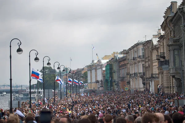 Saint Petersburg, Rusya - 30 Temmuz 2017: Yaz Festivali deniz kuvvetleri. Neva Nehri'nin set insanlar yürümek