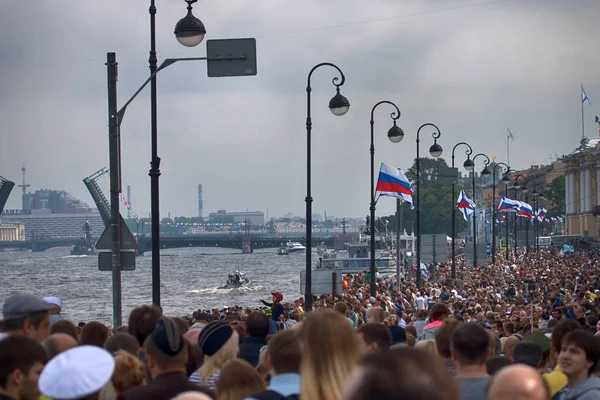 Saint Petersburg, Rusya - 30 Temmuz 2017: Yaz Festivali deniz kuvvetleri. Neva Nehri'nin set insanlar yürümek