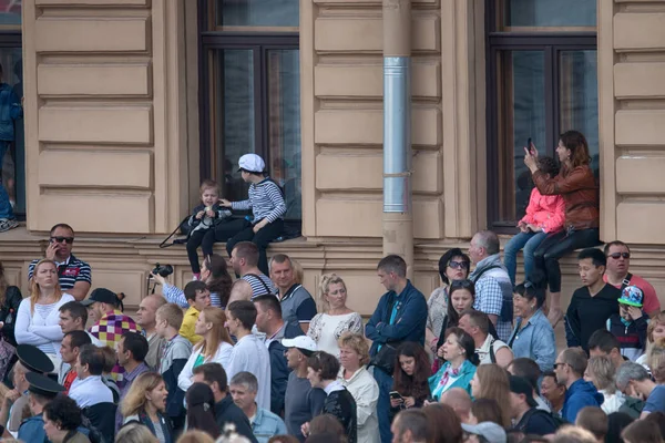 サンクトペテルブルク ロシア連邦 2017 市の祭り 都市エンターテイメントの中に人々 の巨大な群集は 町民に集まった歴史的な通り通りを襲撃した暴徒 — ストック写真