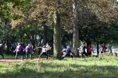 Paris, Fransa - 23 Eylül 2017: Orta yaşlı ve yaşlı insanlar Park fiziksel egzersizler sesi açık havada korumak için başlattık. Sağlıklı bir yaşam tarzı. Avrupa nüfusunun hızlı yaşlanma