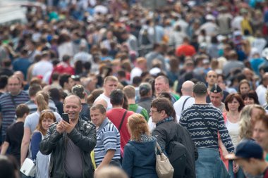 Saint Petersburg, Rusya - 30 Temmuz 2017: Büyük kalabalık tatil, şehir festivaller, kentsel eğlence sırasında insanlar, kasaba halkı toplandı tarihi street, kalabalık sokaklarında baskın düzenledi.