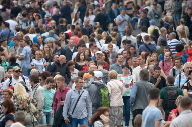 Saint Petersburg, Rusya - 30 Temmuz 2017: Büyük kalabalık tatil, şehir festivaller, kentsel eğlence sırasında insanlar, kasaba halkı toplandı tarihi street, kalabalık sokaklarında baskın düzenledi.