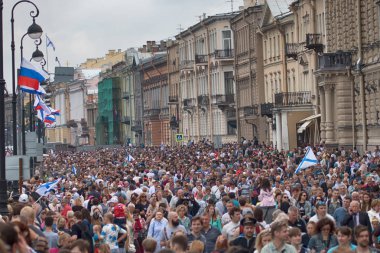 Saint Petersburg, Rusya - 30 Temmuz 2017: Yaz Festivali deniz kuvvetleri. Neva Nehri'nin set insanlar yürümek