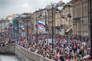 Saint Petersburg, Rusya - 30 Temmuz 2017: Yaz Festivali deniz kuvvetleri. Neva Nehri'nin set insanlar yürümek