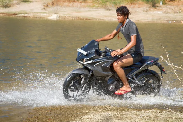 Hindistan Udaipur Mart 2018 Yüksek Hızda Bir Sprey Genç Motosikletçi — Stok fotoğraf