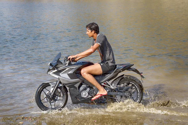 Hindistan Udaipur Mart 2018 Yüksek Hızda Bir Sprey Genç Motosikletçi — Stok fotoğraf