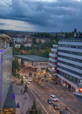 Almanya, Pforzheim - 13 Eylül 2017: kentin mahalle ve sokakları ulaşım ve evlerin akşam farklı mimari, üstten görünüm