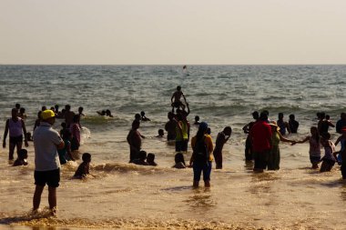 Hindistan, Goa - 2 Nisan 2018: Kızılderililer su sahilde gidin ve genellikle giyinmiş yüzmek.