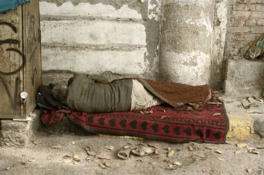 Hindistan, Yeni Delhi - 1 Mart 2018: zavallı adam dışında bir battaniyenin altında uyur. yıl boyunca ısı her zaman sokakta konaklama bulmanıza olanak sağlar