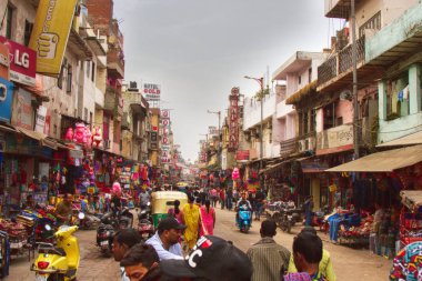 Hindistan, Yeni Delhi - 1 Mart 2018: kalabalık içinde Sokak piyasasında Kızılderililerin merkezi eski Delhi
