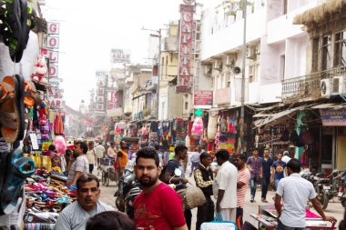 Hindistan, Yeni Delhi - 1 Mart 2018: kalabalık içinde Sokak piyasasında Kızılderililerin merkezi eski Delhi