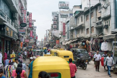 Hindistan, Yeni Delhi - 1 Mart 2018: Hint sokak Pazar Ana ın Bazaarı Paharganj. gün akışı taksi ve alıcılar Hindular hileler.