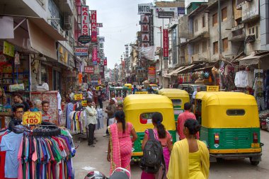 Hindistan, Yeni Delhi - 1 Mart 2018: Hint sokak Pazar Ana ın Bazaarı Paharganj. gün akışı taksi ve alıcılar Hindular hileler.