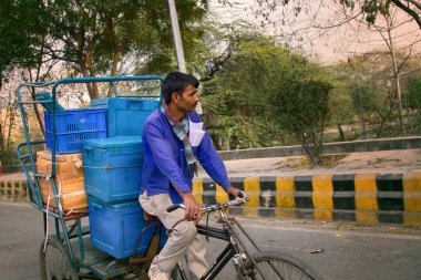 Hindistan, Yeni Delhi-Mart 1, 2018: kargo Bisiklet çekçek motor olmadan sipariş sunar. Hindistan'da sıradan insanların zor iş.