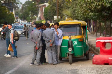 Hindistan, Yeni Delhi-Mart 1, 2018: Grup, Hint taksi sürücüleri birbirleri ile iletişim kurmak. Taksi, çekçek ve araçların yolun üzerinde.