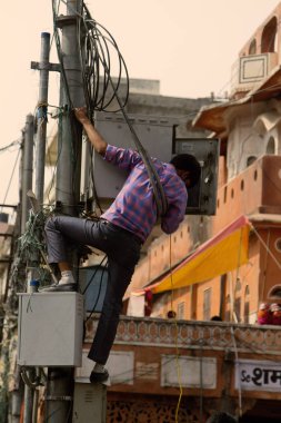 Hindistan, Pushkar-Mart 3, 2018: Hint mucize elektrikçi, muhteşem ve hayati