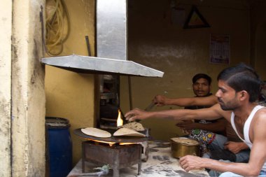 Hindistan, Pushkar-Mart 3, 2018: diner yerliler için. geleneksel krep bir açık ateş üzerinde pişmiş olan