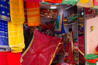 Hindistan, Pushkar-Mart 3, 2018: çarşı ana cazibe. güzel dünya ünlü oryantal kumaşlar ve giysiler alışveriş.