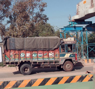 Hindistan, Mohali - 9 Mart 2018: renkli Hint kamyon karayolu üzerinde. Hindistan yollarda malların taşınması .