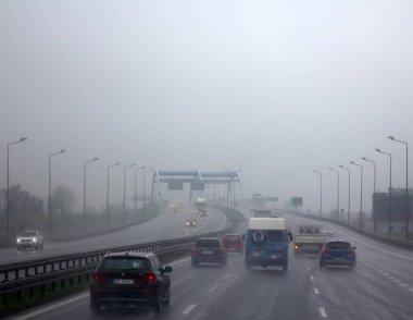 Varşova, Polonya - 20 Ekim 2017: kötü hava koşulları ıslak asfalt ve ağır yağış tehlikeli sürüş