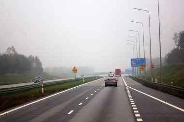 Varşova, Polonya - 20 Ekim 2017: kötü hava koşulları ıslak asfalt ve ağır yağış tehlikeli sürüş