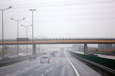 Varşova, Polonya - 20 Ekim 2017: kötü hava koşulları ıslak asfalt ve ağır yağış tehlikeli sürüş