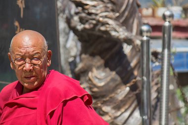 Hindistan, Dharamsala - 12 Mart 2018: Budist rahipler de giyim sannyasi Dalay Lama'ların dan brown-Bordo renk