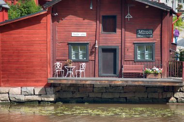 Porvoo, Finlandiya - 20 Ağustos 2017: Porvoo Nehri ve onun doğal satır eski pas kırmızısı depo