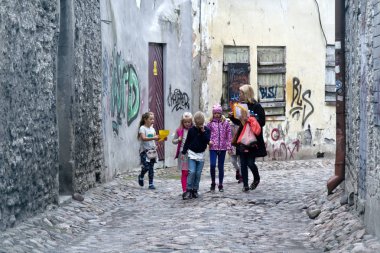 Eski Tallinn (Tallinna vanalinn, Germen sipariş, Dünya Kültür Mirası Listesi'ne, 14. yüzyıl), kale duvarları, kuleleri konik kırmızı çatılar ve dar sokakları ile