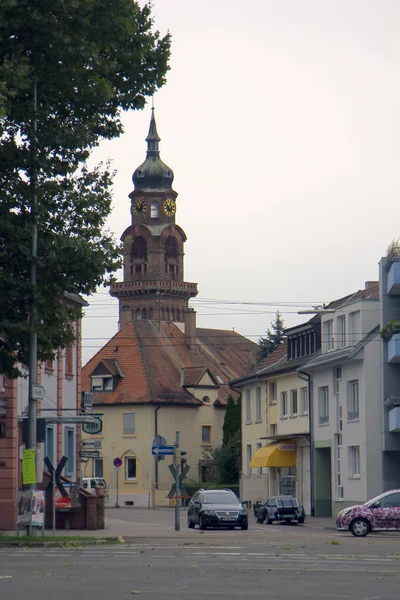 ドイツ Pforzheim 2017 高速道路に沿って都市の郊外に小さな民家と通りの視点で教会の鐘塔 — ストック写真