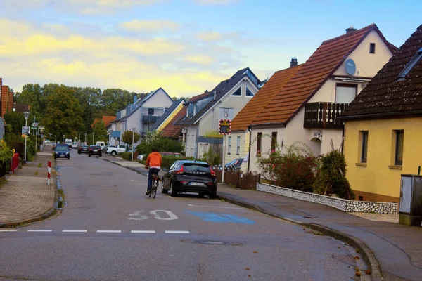 バーデンバーデン ドイツ 9月14 2017 カラフルな戸建ての家 民間交通機関と静かで居心地の良い通り — ストック写真
