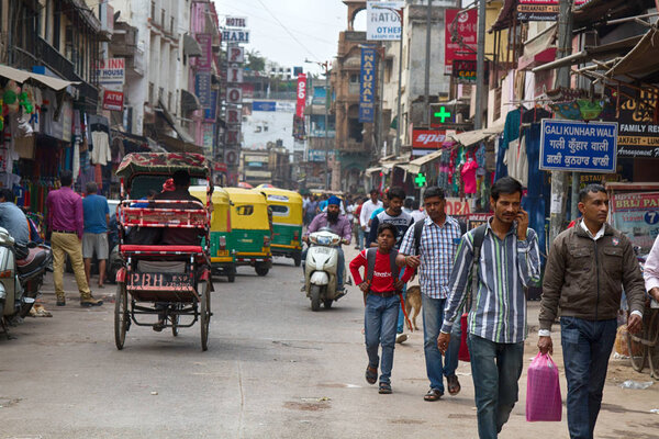 Индия, Нью-Дели - 1 марта 2018 года: Индийский уличный рынок главный базар Paharganj. день поток трюки такси и покупателей индусы
.