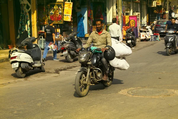 Índia Nova Deli Março 2018 Comprador Mercado Motociclista Com Grandes — Fotografia de Stock