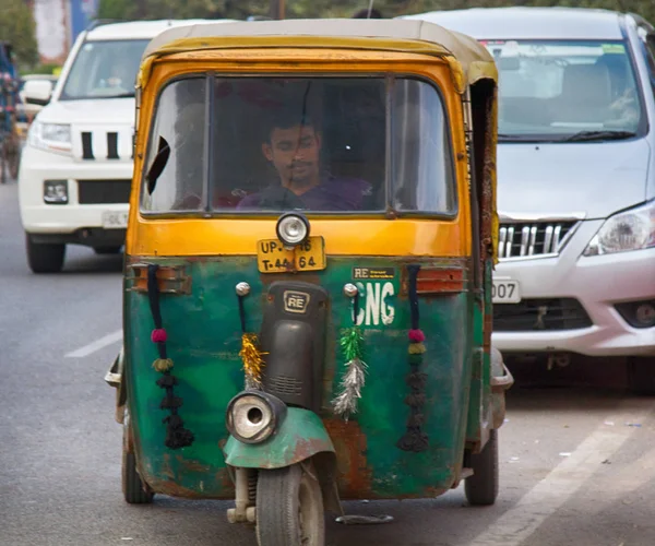 India Nueva Delhi Marzo 2018 Ricksha Primero Camino Tráfico Por —  Fotos de Stock