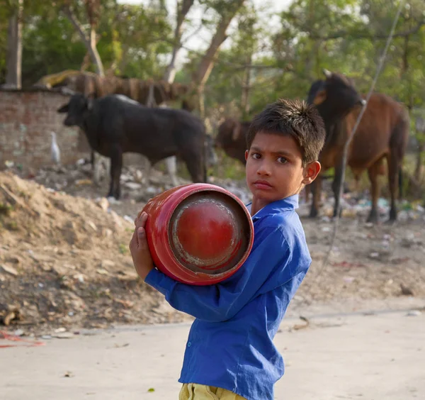 Indien New Delhi März 2018 Junge Trägt Eine Gasflasche Auf — Stockfoto