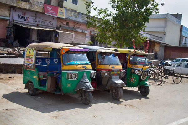 Mekanik Bisiklet Taksi Rickshaws Müşteriler Için Bekliyor Hint Şehir Ulaşım — Stok fotoğraf