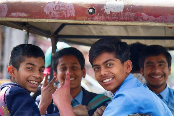Indien März 2018 Gruppe Indischer Studenten Einem Rikscha Taxi — Stockfoto