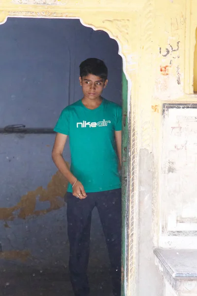 Indien Pushkar March 2018 Porträt Eines Indischen Teenagers Der Tür — Stockfoto