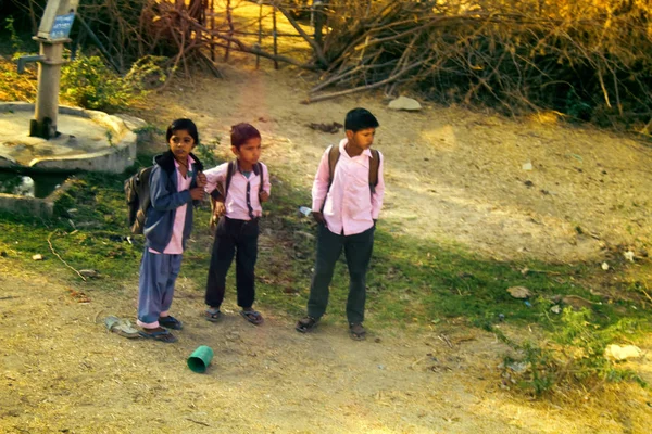 Jaisalmer 2018年3月5日 三名印度儿童靠近饮用水源 小学生 印度城市和村庄的日常生活 街道照片小品 — 图库照片