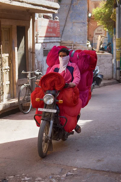 バイクで買い物をするインドのファブリックのインド ジャイサル メール 2018 — ストック写真