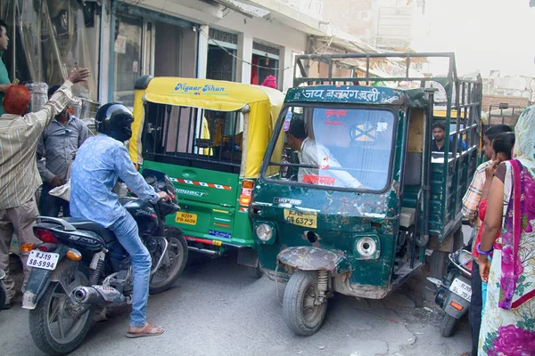 India Jaisalmer Marzo 2018 Calles Estrechas Tráfico Activo Rickshaws Motocicletas —  Fotos de Stock